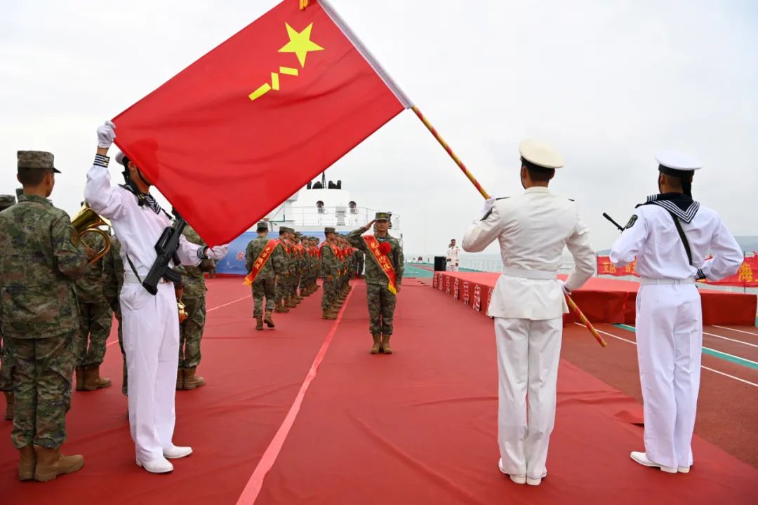 面向军旗庄严敬礼全体退役老兵高举右手仪式上"迎军旗,向军旗敬礼!