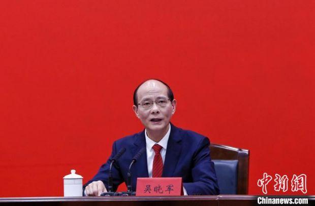 图为青海省委副书记,省长吴晓军回答记者提问. 马铭言 摄