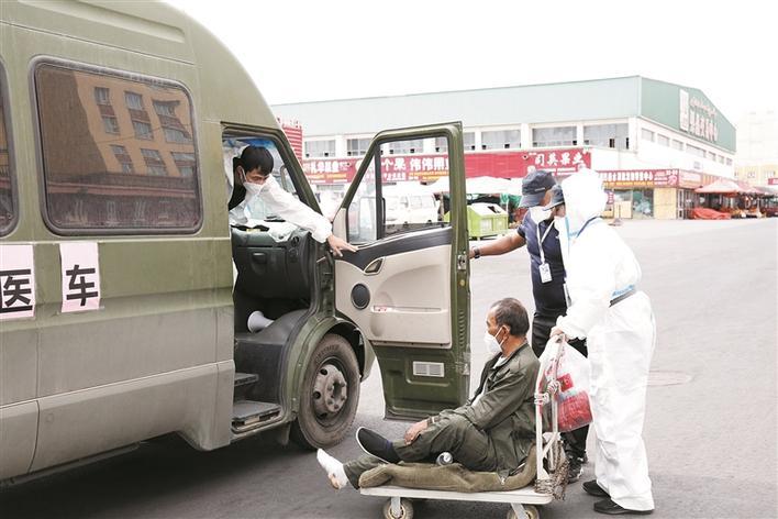 8月19日，九鼎市场工作人员送沙塔尔·尼亚孜去医院。赵林洁 摄