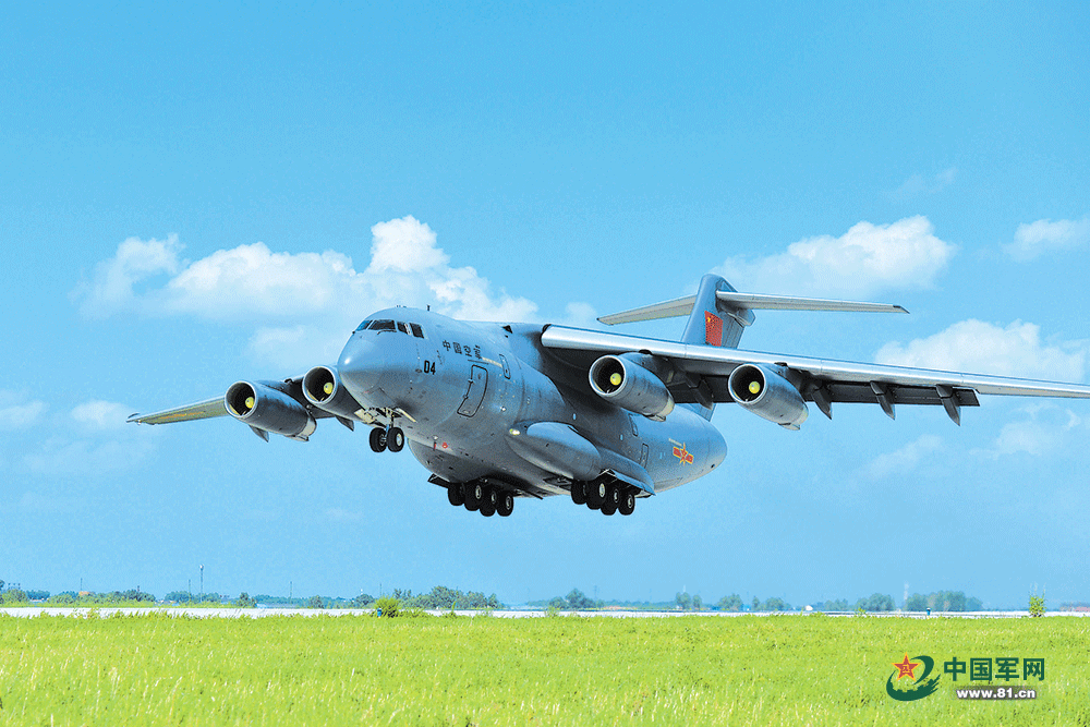8月1日，空军运-20飞机执行运送新飞行学员任务。余红春摄