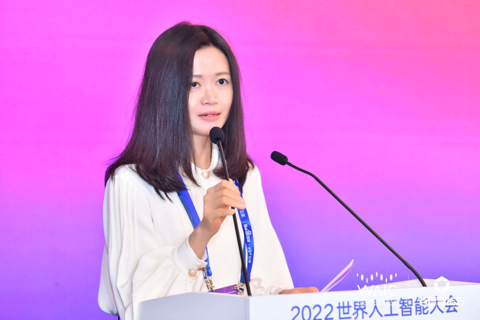 　　(百度集团副总裁袁佛玉致辞)