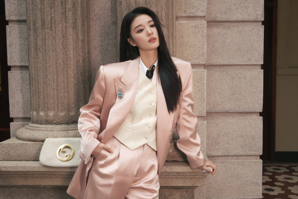 王楚然发布淡粉色西装复古摩登写真 甜姐变御姐气场a爆_高清图集_新浪