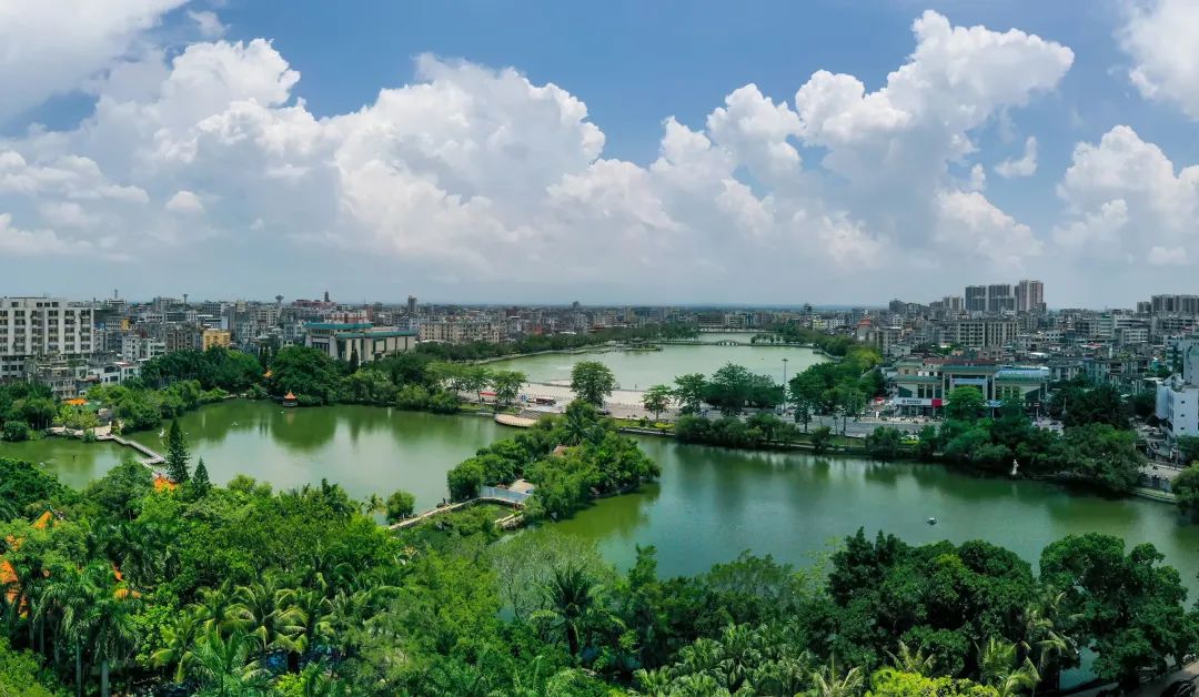 风景谢鞋山 郭龙碧 摄碧水蓝天湛江各色地标配上"湛"蓝天空如诗如画