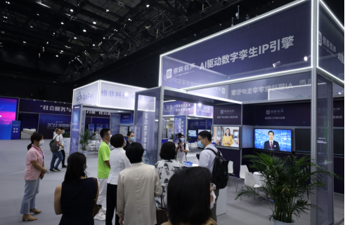　　杭州倒映有声科技有限公司即【倒映有声】现场展出的AI数字分身吸引各融媒体和相关领域负责人驻足观看