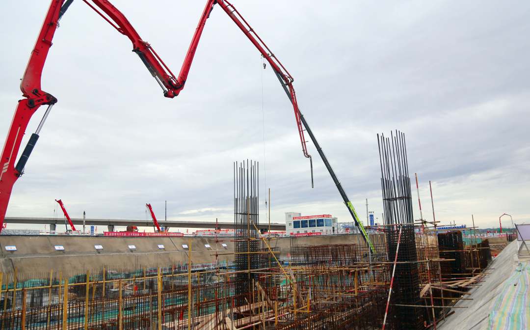 混凝土泵送车完成最后的封顶灌浆