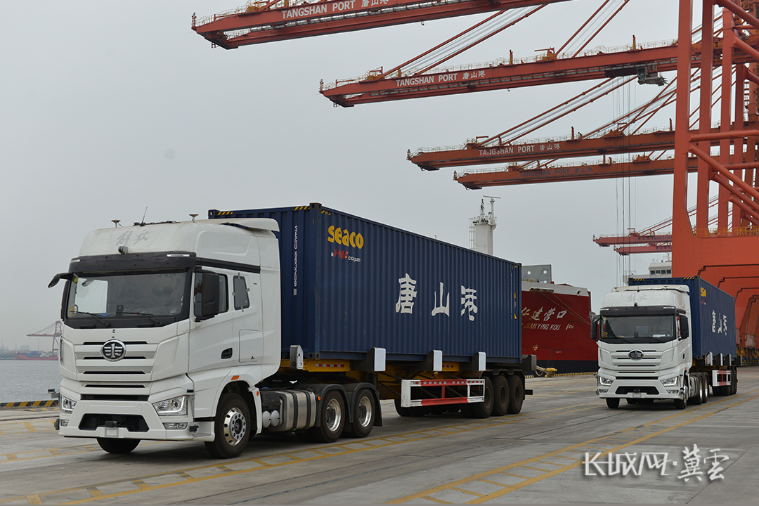 5g信号覆盖下,唐山港京唐港区无人驾驶集装箱卡车正在作业.秦冰池 摄