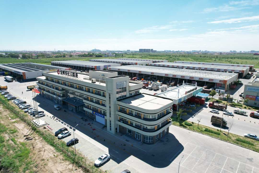 沧州市新华区沧东物流产业聚集区传化公路港内,一片繁忙景象.杨晨摄