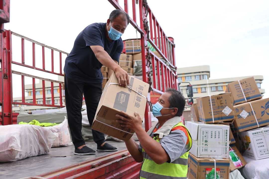 在沧州市新华区沧东物流产业聚集区内,工作人员装货卸货忙个不停.