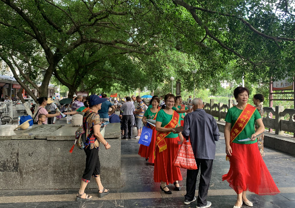 公园跳广场舞群众主动成为"反邪教代言人"