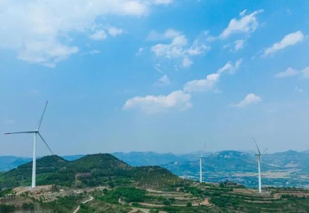 2022年5月24日，济南市长清区的风力发电设施 中新社发 徐舟/摄