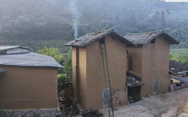 麦地冲村,村民的烤烟房.新京报记者 周怀宗 摄