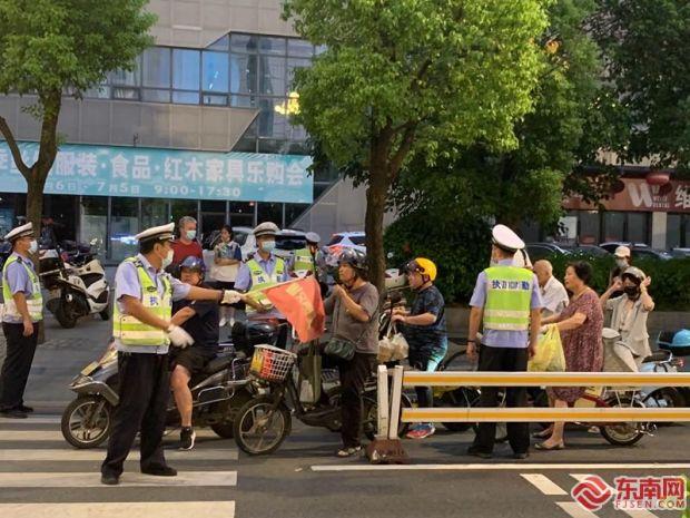 交警对未佩戴头盔的行为进行处罚。东南网记者 陈楠摄