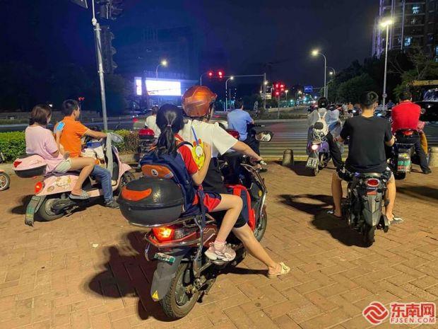 夜晚未佩戴头盔的骑手更多。东南网记者 陈楠摄