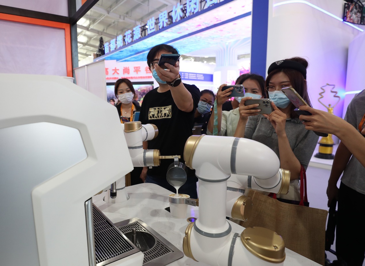文旅服务专题展区，可以拉花的AI智能咖啡机器人受关注。（中国日报记者 邹红 摄）