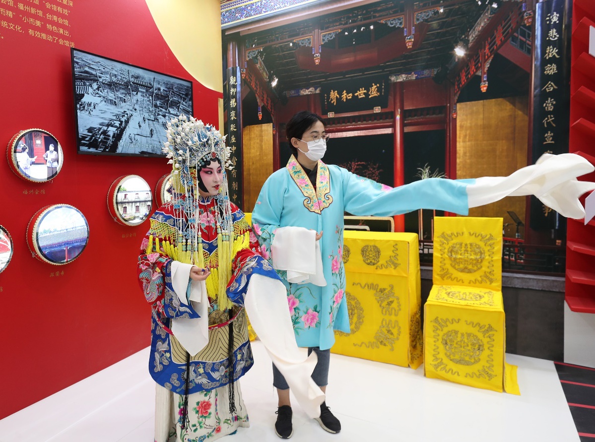 文旅服务专题展区，观众体验京剧艺术。（中国日报记者 邹红 摄）