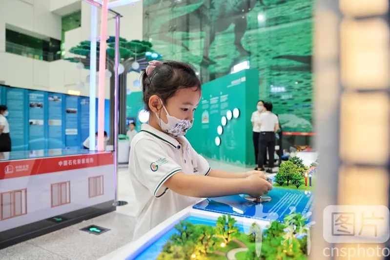 2022年7月4日，由中国科学技术协会、中国石化集团共同举办的“拥抱双碳 共赢未来”地热科普公益展在中国科技馆二层恐龙广场开幕。本次展览包含“地心热涌”“产业热浪”“低碳热潮”三个展区，以地热能产生原理、地热能应用领域、地热能开发利用未来前景为主线，利用多媒体和虚拟现实技术搭建了地球内部结构、地热能量来源以及发电、供暖、农业、养殖等场景，深入展示地热能领域科技创新成果&nbsp;&nbsp; 中新社发&nbsp; 陈硕/摄