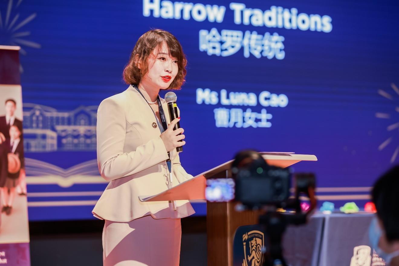 　　▲哈罗南宁校长曹月介绍学校传统及校园文化
