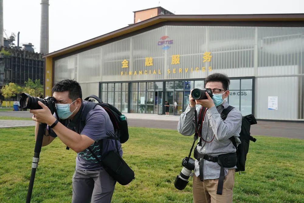8月29日，媒体记者在首钢园区参加服贸会媒体探营活动。新华社记者 任超 摄