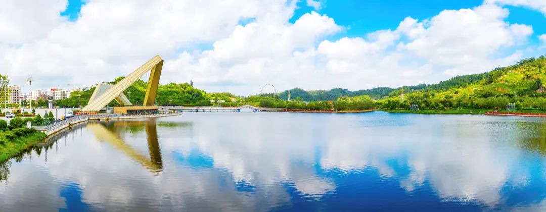 廉江樱花公园未来之门 郭龙碧 摄