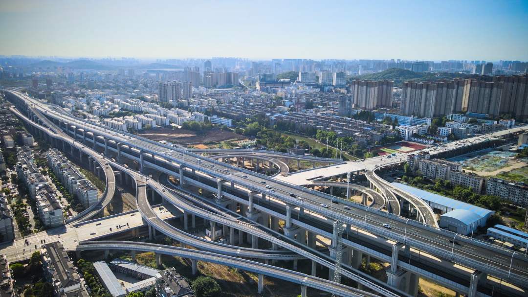 白色部分桥面为合杭长江路高架主线桥.孟雨欣摄