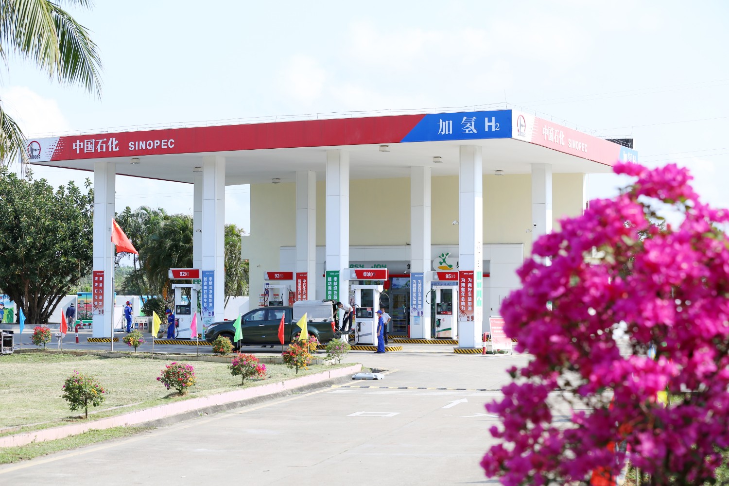 图为中国石化海南首座加氢站(图片来源:中国石化)