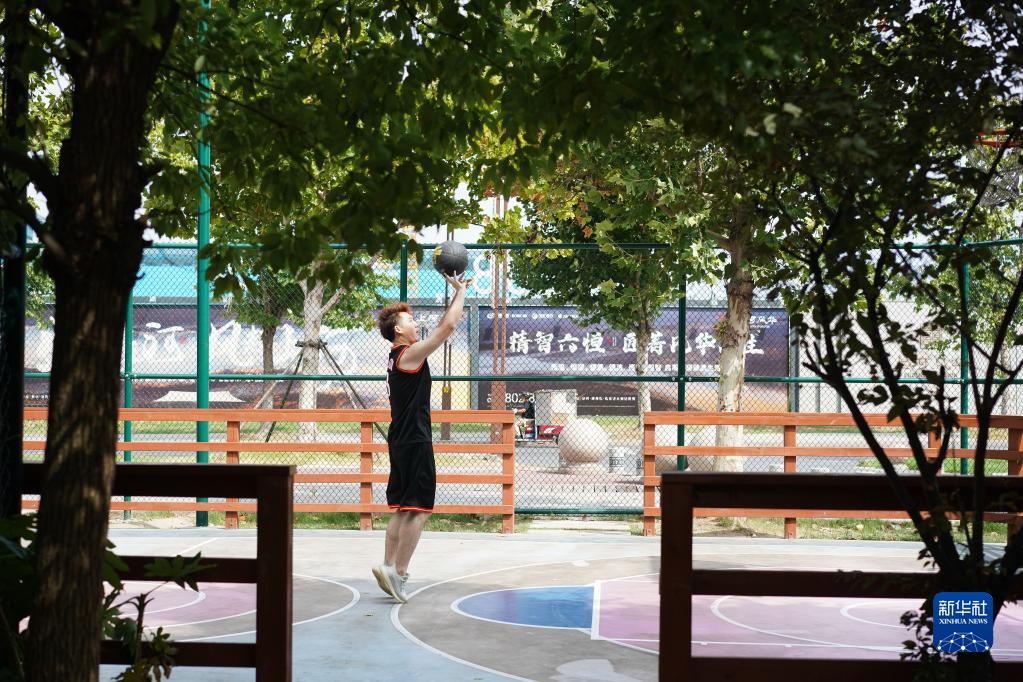 8月28日,市民在泰州市新高桥体育公园打篮球.新华社记者 季春鹏 摄