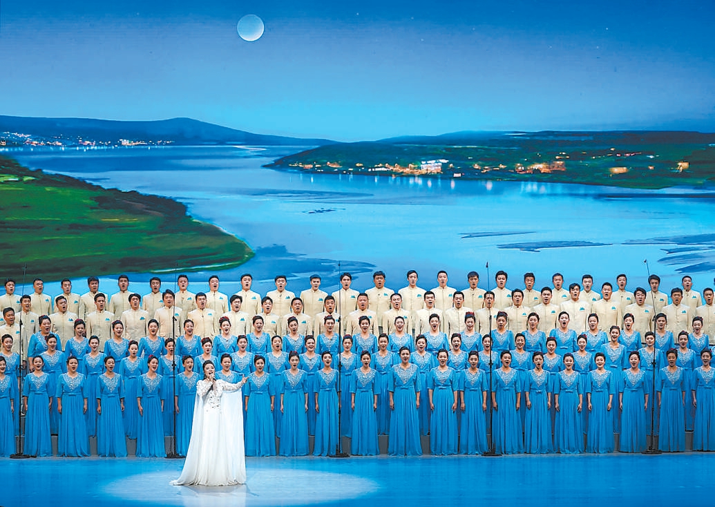 第十三届中国艺术节开幕式上演出《长江大合唱》. 本报记者 方非摄