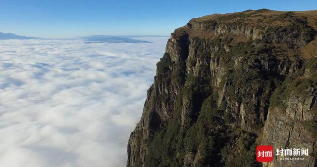 被云海包裹的龙头山大断崖(杨勇供图)