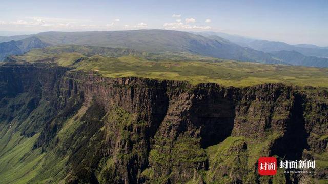 龙头山大断崖的山脉宛如龙的脊背(杨勇供图)