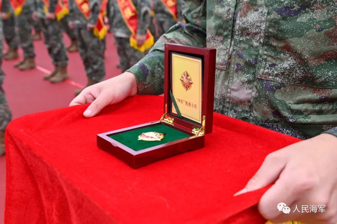 "四有"优秀士兵奖章