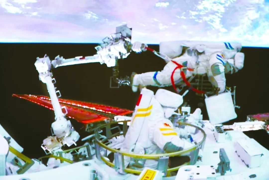 9月1日18时26分,我国航天员首次从问天实验舱气闸舱出舱实施舱外活动.