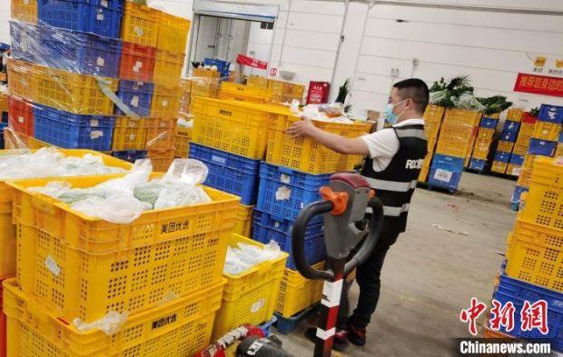 9月2日凌晨1点多,位于成都青白江区的美团优选城市中心仓灯火通明.