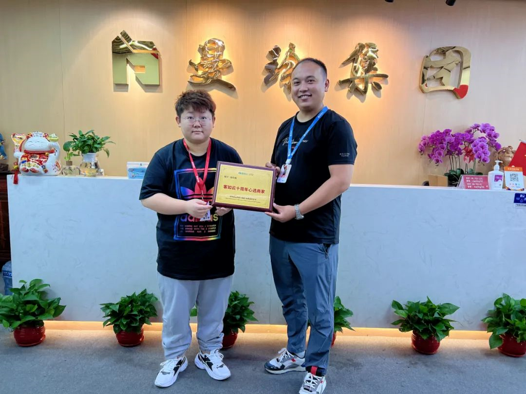 　　▲ 客如云陆续为商家颁发“荣誉牌匾”