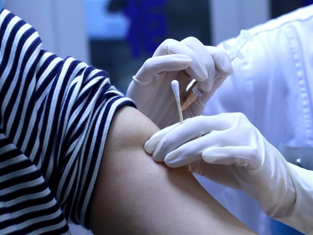↑1月27日，连云港市一社区卫生服务中心医务人员给女大学生接种九价HPV疫苗 