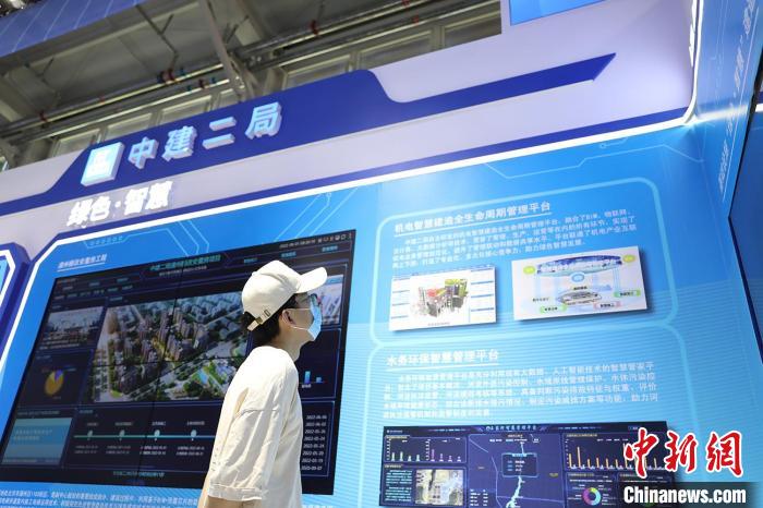 参观者在服贸会建筑服务专区中建二局展台驻足。王东坡 摄