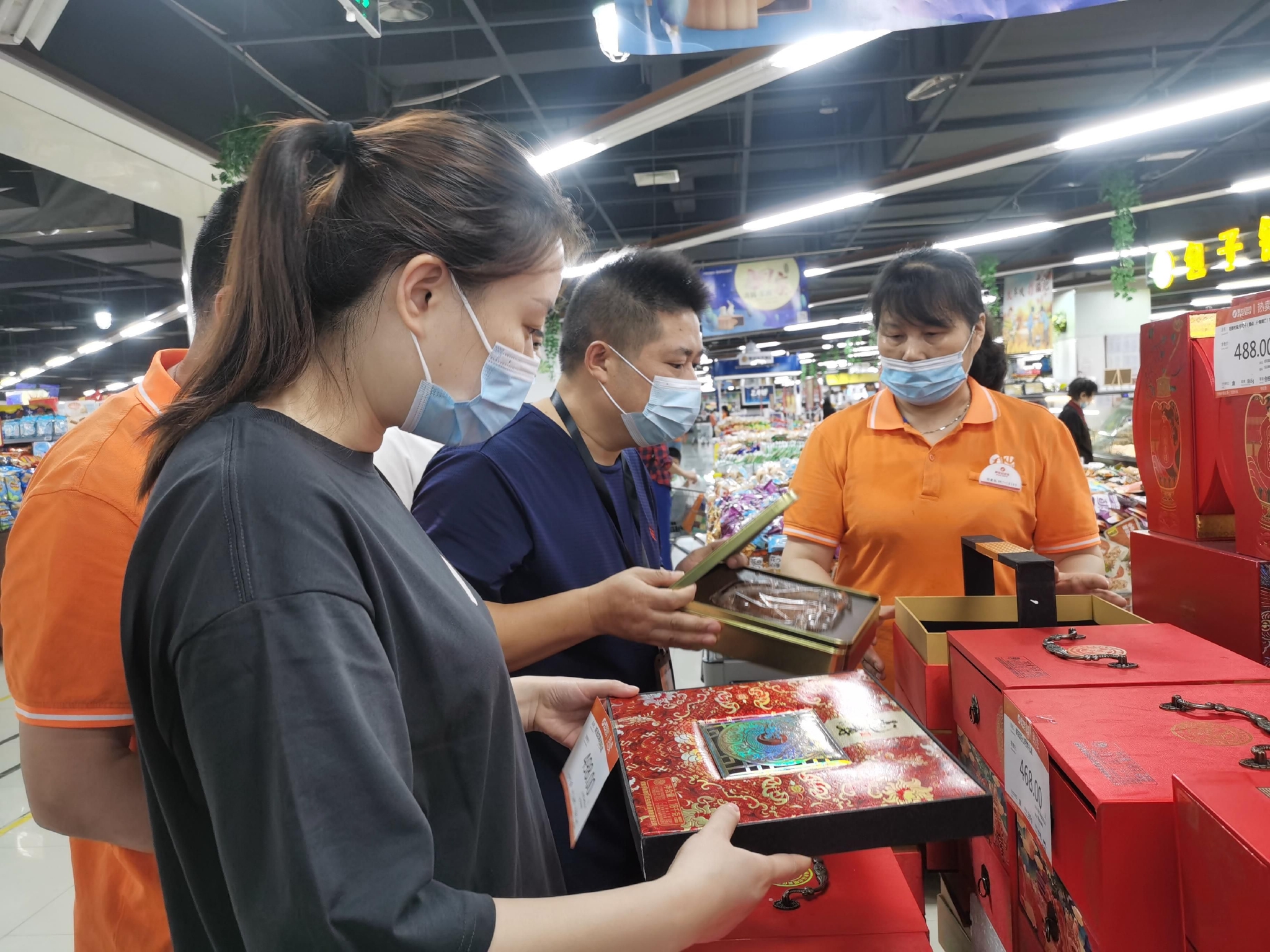 消费调查人员在超市了解月饼是否存在过度包装情况.谭丽/摄