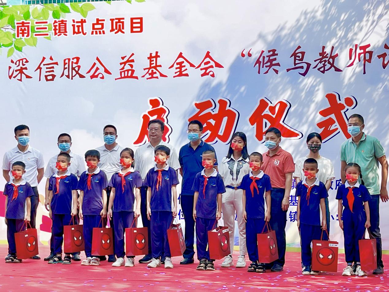 　　全体领导向经济困难家庭学生代表赠予开学大礼包