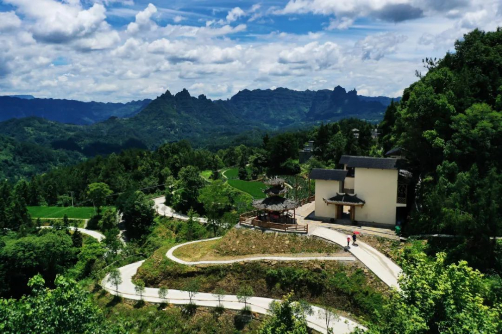 黔江石寨子康养休闲乡村示范农业园,游客在民宿休息.