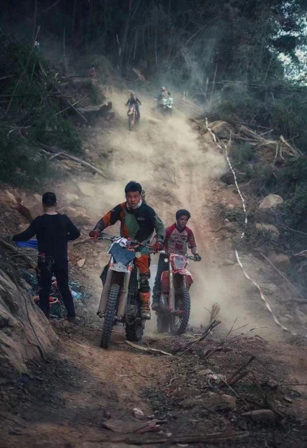 聊天璧山区有十几名越野摩托车爱好者回重庆之后,就在家乡的大山里