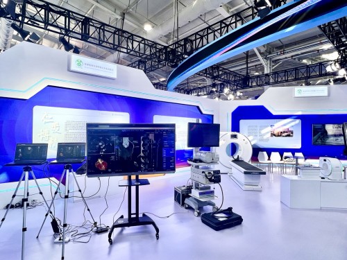 　　数坤科技与北京友谊医院联合打造医疗影像AI展台