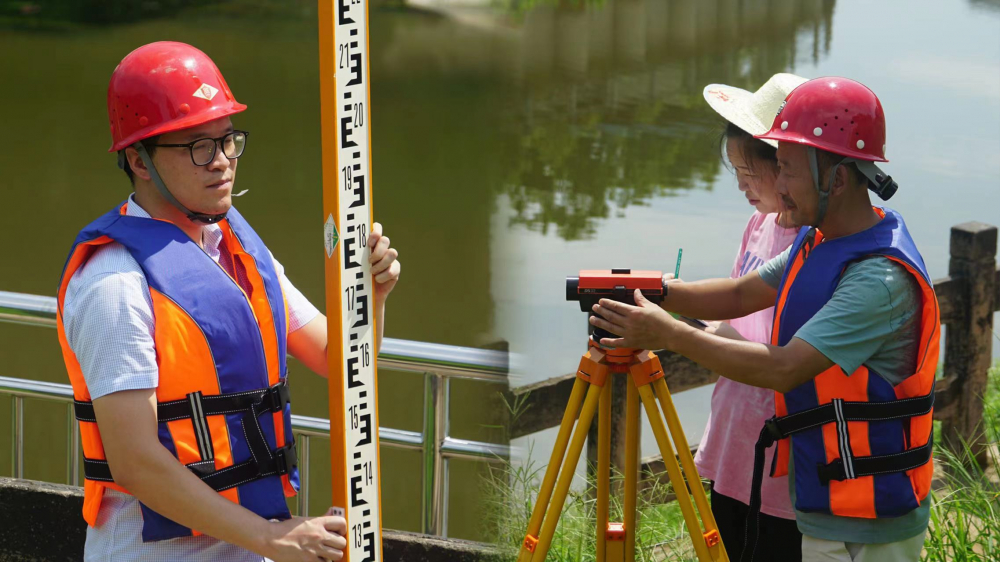 市水文监测总站技术人员指导测站工作人员进行水准测量.