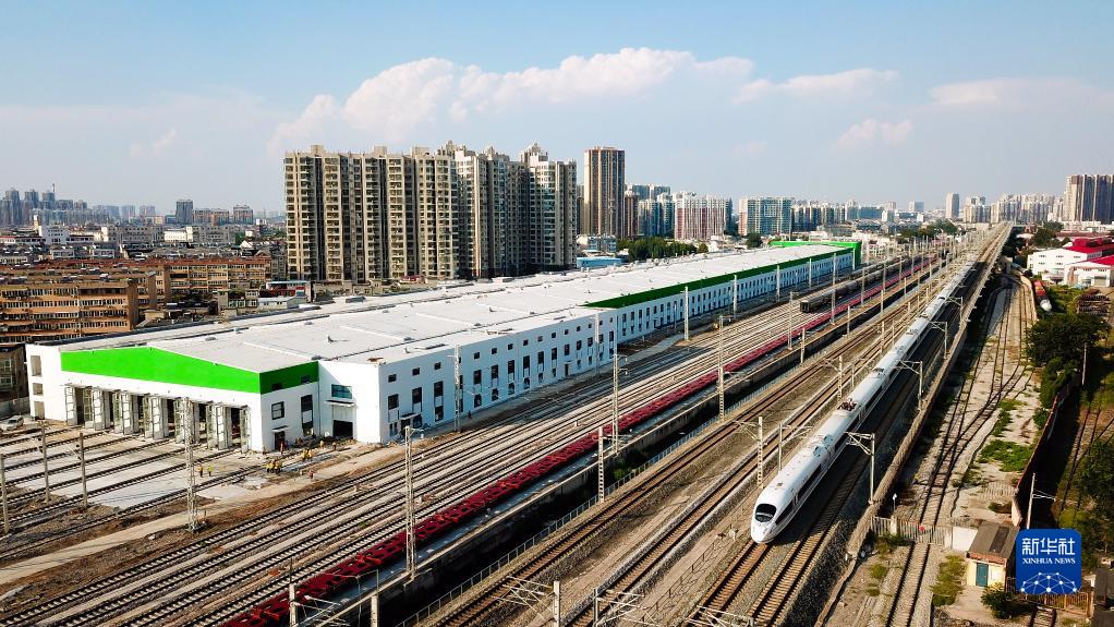 9月1日,一列高铁驶过济(南)郑(州)高铁济南站动客车整备所(无人机照片