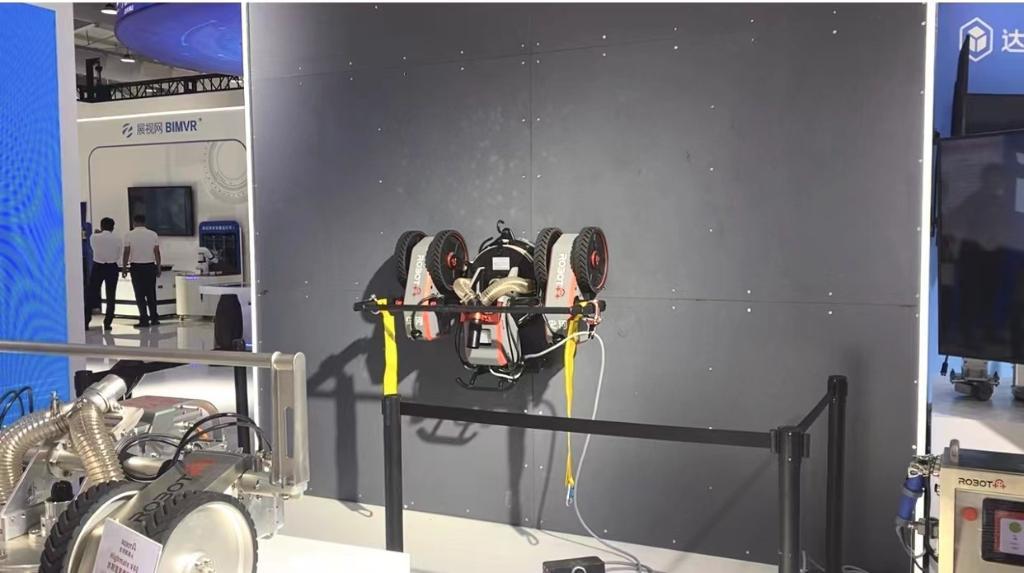 服贸会上,第四代磁吸附的机器人正在作业.新华社记者 张漫子 摄