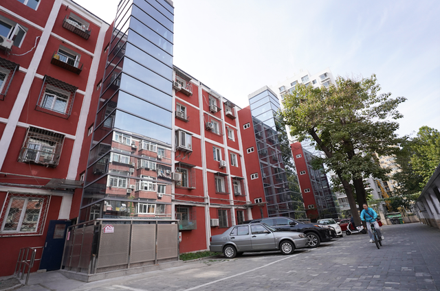 加装了电梯的北京某小区居民楼.图/新华社