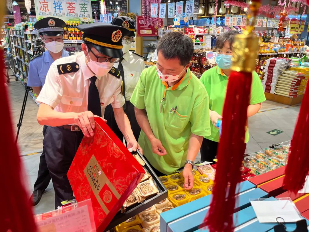 北京市海淀区市场监督管理局工作人员检查月饼包装情况。图/余源摄