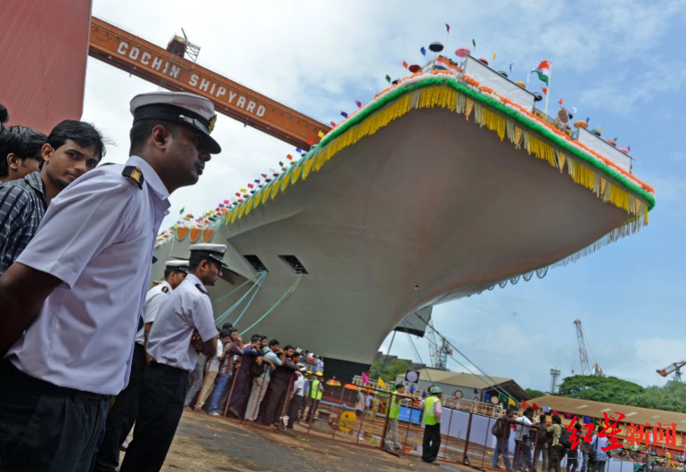 ↑2013年8月12日，印度海军在科钦造船厂为首艘国产航母“维克兰特”号举行下水仪式