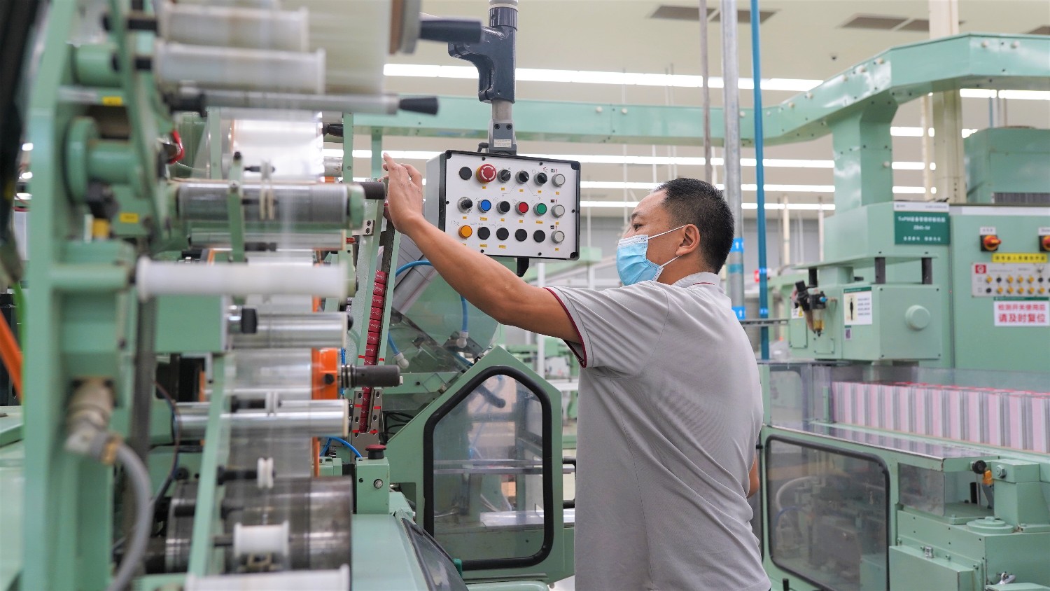 封闭生产期间的西昌卷烟厂卷包车间生产现场