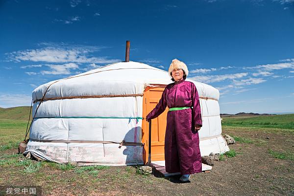 身着传统长袍的蒙古族女性（图片来源：视觉中国）