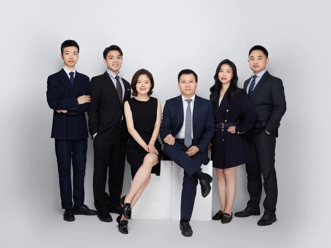 从左到右:周源,陈建宇,梁凤洁,邱冠华,徐安妮,赵洋.