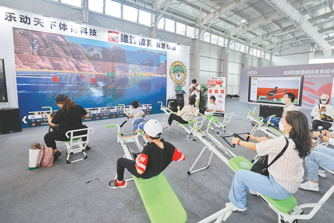 在2022服贸会体育服务展区,虚拟赛艇游戏让观众体验水上运动乐趣.